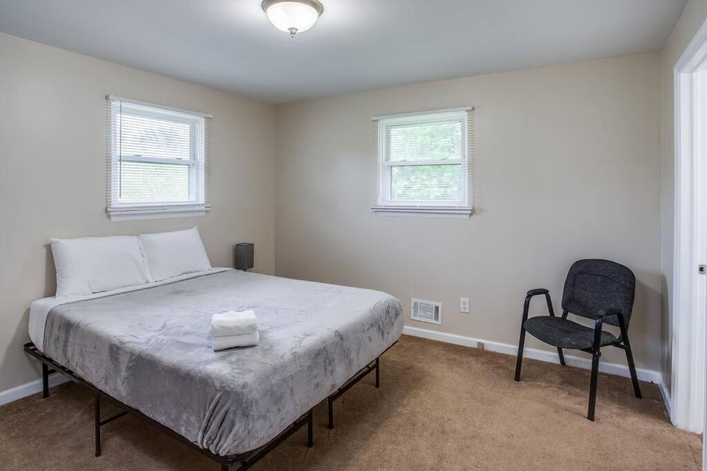 {Quiet Suburban Ranch Hot Tub} Mins Arpt/Rit/Dwnt Apartment Рочестър Екстериор снимка