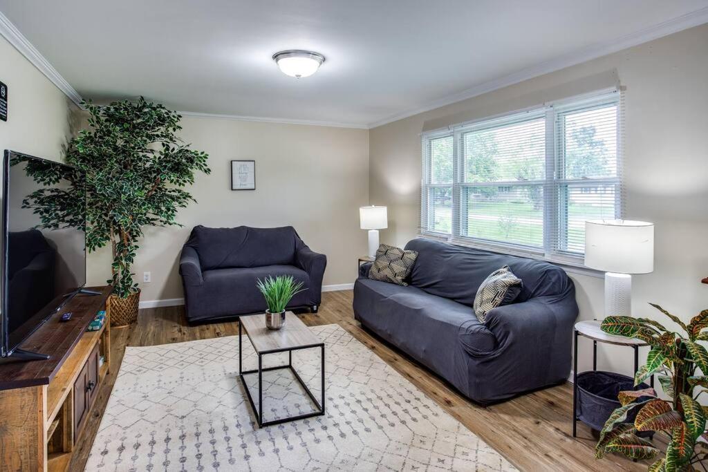 {Quiet Suburban Ranch Hot Tub} Mins Arpt/Rit/Dwnt Apartment Рочестър Екстериор снимка