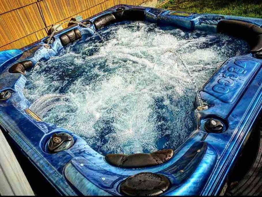 {Quiet Suburban Ranch Hot Tub} Mins Arpt/Rit/Dwnt Apartment Рочестър Екстериор снимка